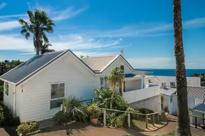 Image de Escape to a serene hillside retreat in the heart of Palm Beach.