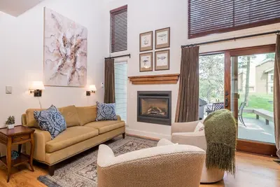 Image de Townhome with Patio, Decked Area with Outdoor Furniture, and Outdoor Grill