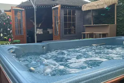 Image de Romantic Swiss Cabin Hideaway & Hot Tub Spa Pool