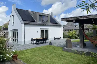 Image de A luxury holiday home near the sea and dunes. The bungalow has a beautiful garden facing south.