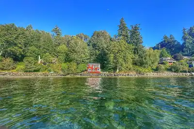 Image de This house is a 2 bedroom(s), 1 bathrooms, located in Vashon, Wa.