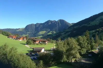 Image de Family Chalet with breath-taking mountain views. 5 minute walk to ski lift!