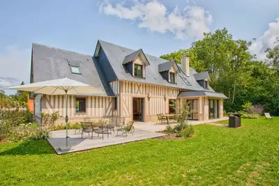 Image de Villa Giverny - Maison normande neuve dans un jardin soigné