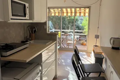 Image de Charmant studio au calme dans résidence de 2 hectares avec piscine et tennis