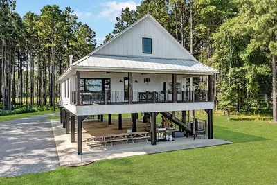Image de Secluded Luxe Cabin| FirePit & Kayaks | Boathouse