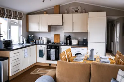 Image de This cosy lodge is located within a caravan community. Pet-Friendly!