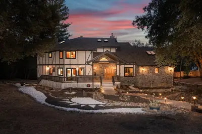 Greystone Manor- Huge home with sleeping for 21!