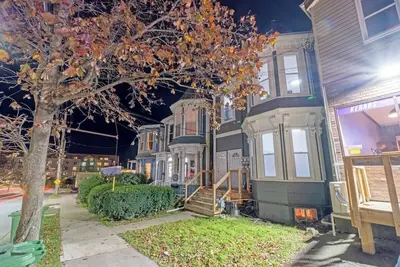 Image de Spacious Urban Gem ~ Steps from the Pier ~ Parking