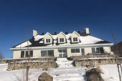 Image de Contemporary, fully renovated ski chalet in \nmagnificent Potton.