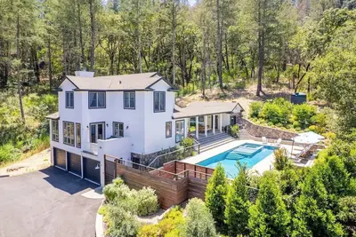 Image de New! 4bd Pool & Spa property Walkable to Downtown