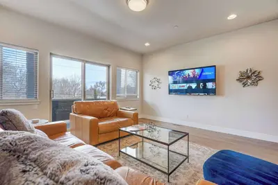 Image de The Chestnut | Downtown | Rooftop Deck w/Firepit