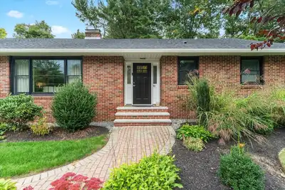 Image de Andover in-town, 3-bedroom furnished home, single level living & 2-car garage