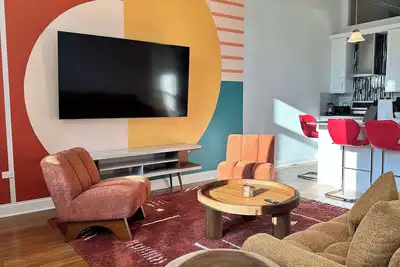 Image de Chic 2 Br, 1 Parking, Sleeps 6!