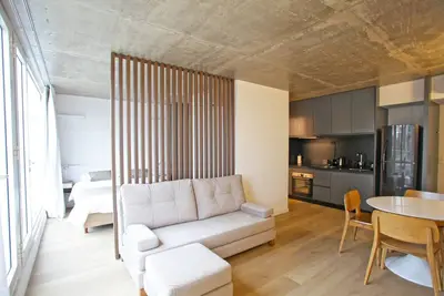 Image de Your Temporary Home in the City: Comfortable and Central Apartment