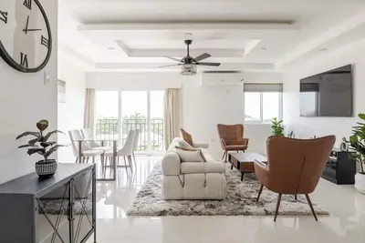 Image de Luxe City Oasis 2bdrm apt in Kingston w/ Ac, WiFi, Gym and Rooftop Pool