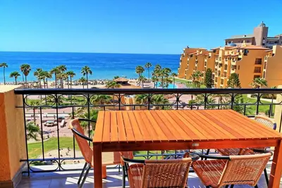 Image de Princesa 2-Story 3-bedroom Luxe Remodel Penthouse