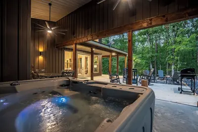 Image de Hot Tub, Fire pit, Games, Crystals, Hiking & More-Lake Ouachita's Luxury Retreat