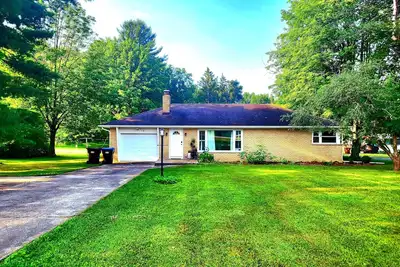 Image de Charming 2-bedroom house in serene Conneaut Lake with Ac, WiFi, large backyard