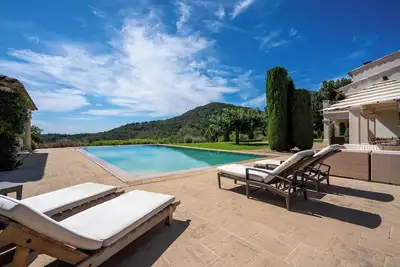 Golfe de St-Tropez, superbe villa, grande piscine, court de tennis et belle vue.