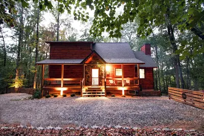Image de Spacious newer cabin with all the comforts of home, just 3 miles from town.