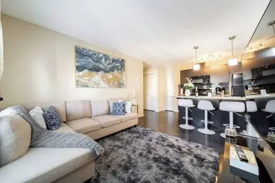 Image de Luxury Condo with u/g Parking, 15 mins from Wem