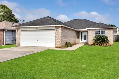 Image de 7 Minutes to private beach! Come get away but close enough to enjoy everything!