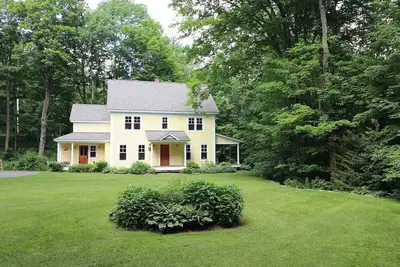 Image de Charming creekside 4-Br country house near Sugarbush w/ garage, Ev charge, WiFi