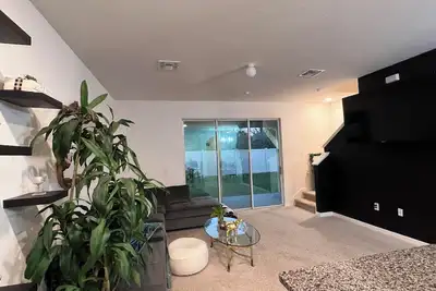 Image de Chic 2-bed 1. 5-bath townhouse in a secure community, adventures await nearby! \n