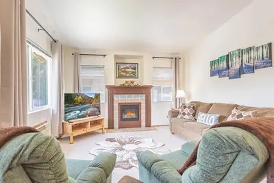 Image de Walk to Town, Gazebo, Festivities, Restaurants, Wine Tasting, Coaster & More!