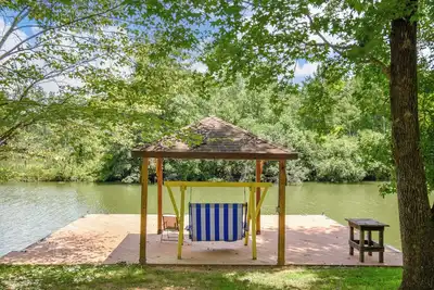 Image de Lake Martin Getaway- 6Br Lake Front Home