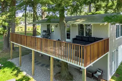 Image de Lakefront w Dock, Pet Friendly, Spacious Yard