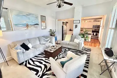 Image de Downtown House w/King Bed-Parking-Bars-Restaurants
