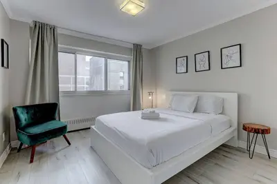 Image de Cozy condo in the heart of downtown Montreal with modern comforts and a central location.