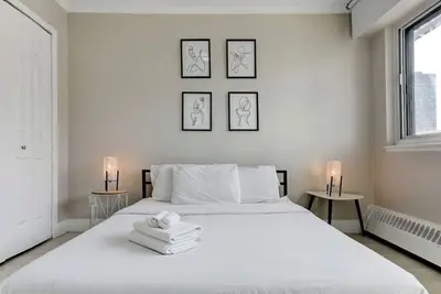 Image de Cool 1-bedroom apartment with stylish decor and modern amenities in a vibrant location.