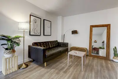 Image de Amazing apartment in Downtown Montreal with stylish decor, modern amenities, and a prime location.