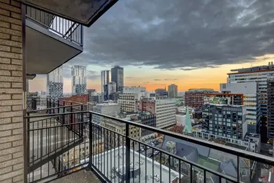 Image de Modern 1br in central Montreal with sleek decor and unbeatable city access