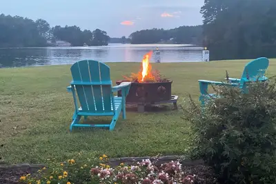 Image de Waterfront Lake Greenwood. King beds. Hot tub. Pellet grill