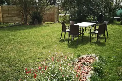 Image de Maisonnette avec jardin et jacuzzi. \nAnimaux de compagnie acceptés.