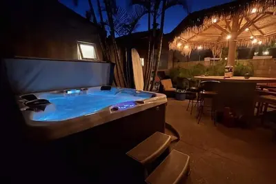 Image de Cozy Tiki Cottage steps to Beach, Featuring Brand-New Spa!