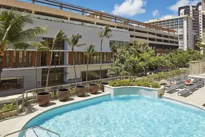 Image de Spacious Room w/ Rooftop Pool & Sundeck, Just 2 Blocks from Waikiki Beach
