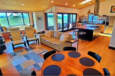Image de New 3br/3Bath Ocean Views 2-min walk to Bluff Trail Close to Town