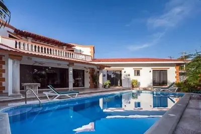 Image de Lavish Gardens, Large Pool, 2 Blocks to Ocean