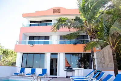 Image de 7 Bedrooms, Oceanfront, Bike Path to Town