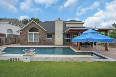 Image de Luxury Dream Home with Pool and Surround Sound System. Close to Splash pad, etc.