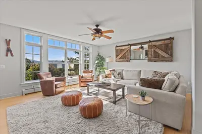 Image de Gorgeous Mountain Views, central Stowe location!