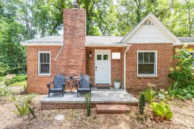 Image de New! Charming 2-Bedroom House - 0. 8 Mile Walk to Stadium and Midtown! \n