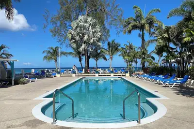 Image de 1-bedroom apartment just steps to beautiful west coast beaches!