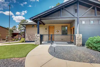 Image de Luxury home on the fairway with deck, fire pit, bbq grill