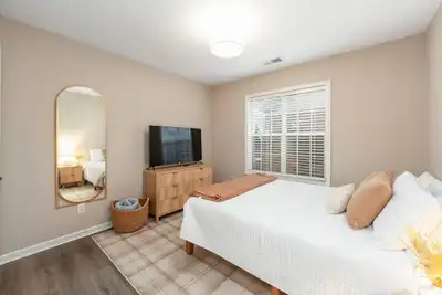 Image de Max comfort w/designer style: 3 Bedroom w/ tub, fiber wifi, garage, fenced yrd