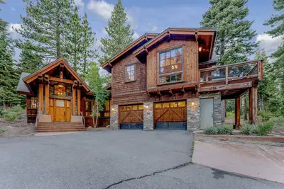 Image de Northstar Retreat | Hot Tub, Fire Pit + Shuttle